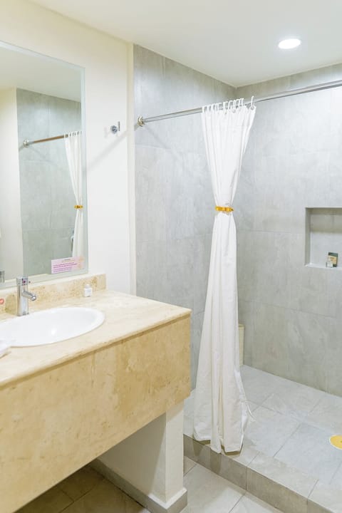 Shower, free toiletries, towels