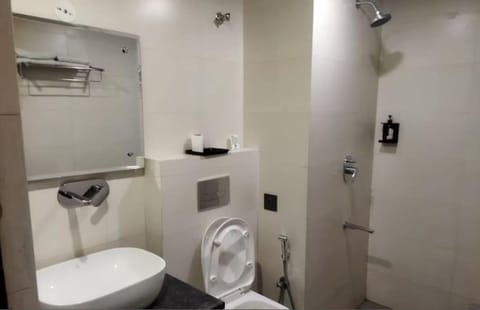 Executive Room | Bathroom | Shower, rainfall showerhead, free toiletries, slippers