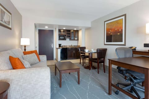 Luxury Suite, 1 King Bed, Non Smoking (One-Bedroom) | Premium bedding, pillowtop beds, in-room safe, blackout drapes