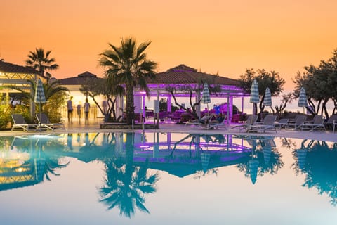 4 outdoor pools, pool umbrellas, sun loungers