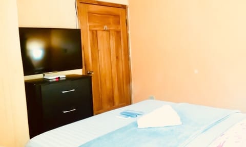 Bedroom: 40” 1080P Smart HDTV with FREE
Netflix, Queen size bed & more