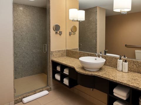 Suite, 1 King Bed (CEO) | Bathroom | Eco-friendly toiletries, hair dryer, towels