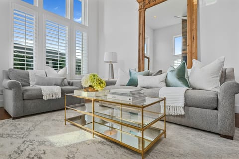 Living Room w/ TV, Fireplace, and Bose Speaker!