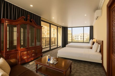 Family Studio Apartment | In-room safe, laptop workspace, soundproofing, free WiFi