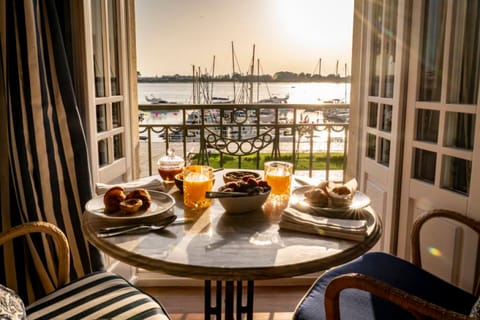 Daily buffet breakfast for a fee