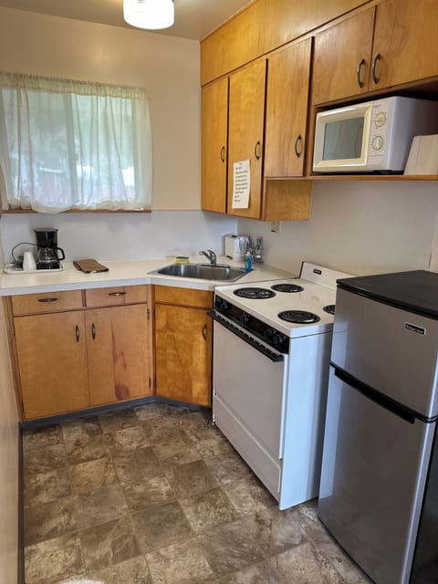 Room, 1 King Bed, Non Smoking, Kitchen | Private kitchen | Fridge, microwave, coffee/tea maker