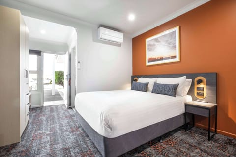 Iron/ironing board, WiFi (free), bed sheets