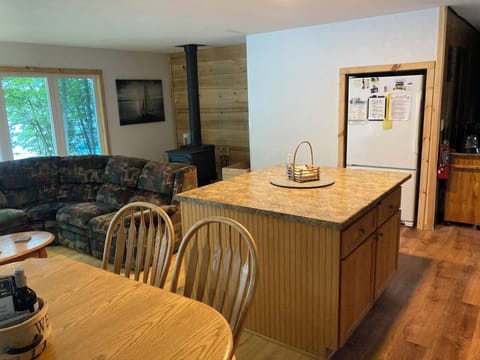 Snack bar island, living room 