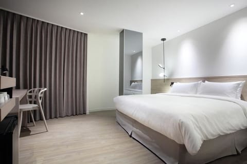 Premier Double Room | Premium bedding, minibar, desk, soundproofing