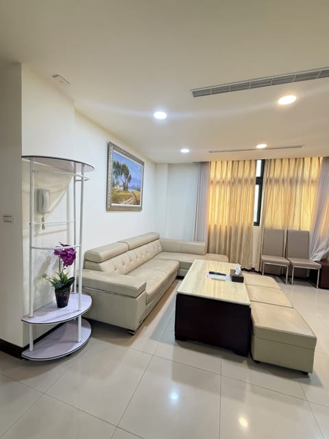 Business Quadruple Room | Living room | LCD TV