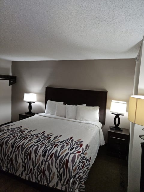 Deluxe Room, 1 King Bed, Non Smoking | Desk, cribs (free), WiFi (free), bed sheets