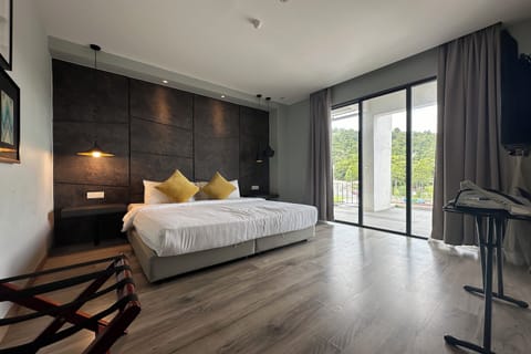 Deluxe Double Room, 1 King Bed, Balcony | Iron/ironing board (on request), WiFi (free), bed sheets
