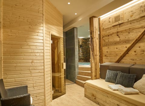 Sauna, hot tub