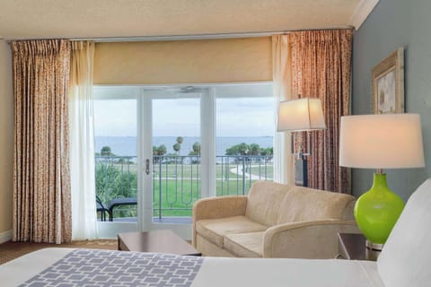 Deluxe Room, 1 King Bed, Balcony, Bay View (nonsmoking) | Premium bedding, down comforters, pillowtop beds, in-room safe