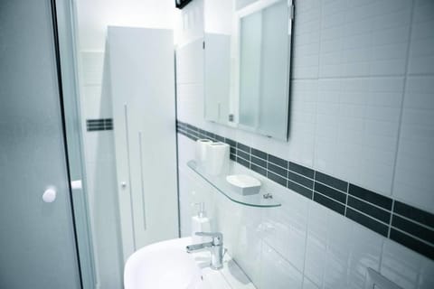 Shower, free toiletries, towels