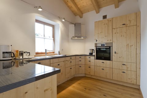 Superior Apartment, 1 Bedroom, Kitchen, Mountain View | Private kitchen | Fridge, microwave, oven, stovetop