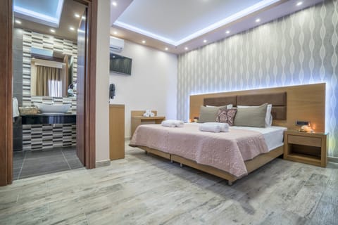 Superior Studio | In-room safe, desk, laptop workspace, blackout drapes