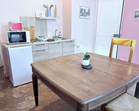 Suite (Gustave Flaubert) | Private kitchen | Oven, stovetop, coffee/tea maker, electric kettle