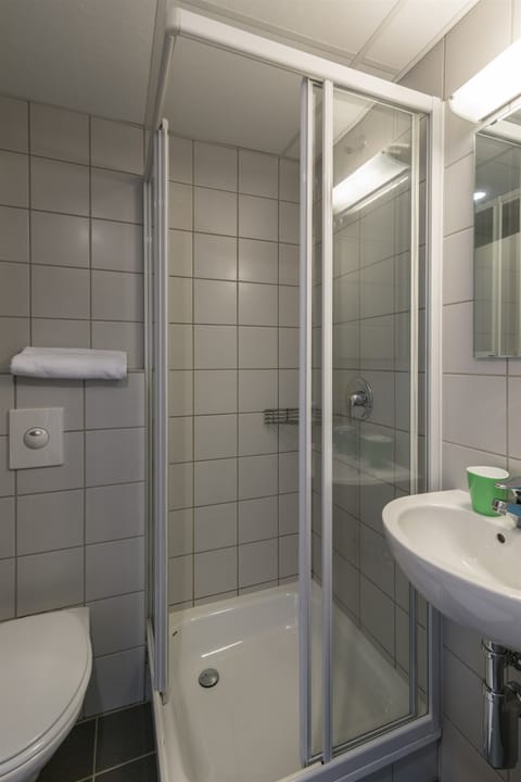 Family House, 5 Bedrooms | Bathroom | Toilet paper