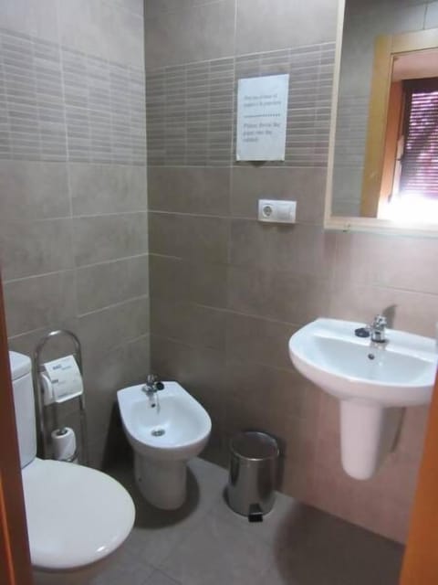 Triple Room | Bathroom | Shower, free toiletries, hair dryer, towels