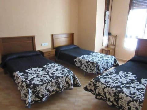 Triple Room | Desk, iron/ironing board, free WiFi, bed sheets