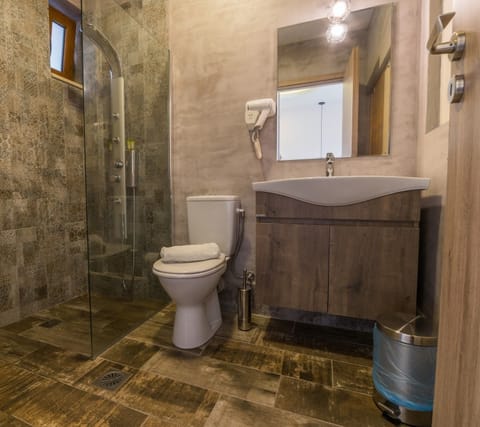 Luxury Room, Balcony (Samitos) | Bathroom | Shower, free toiletries, hair dryer, towels