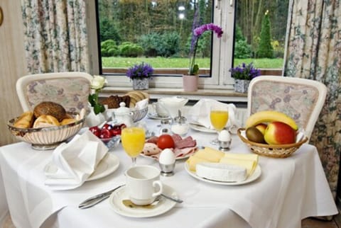 Buffet breakfast for a fee on weekdays
