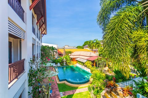 Outdoor pool, pool umbrellas, sun loungers