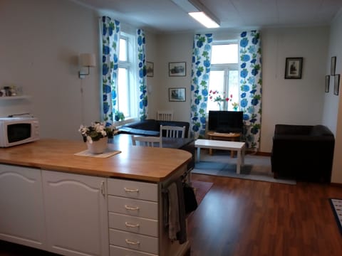Double or Twin Room, Shared Bathroom | Living area