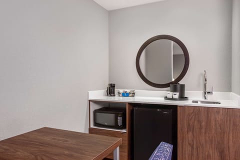 Suite, 1 King Bed | In-room safe, desk, laptop workspace, blackout drapes