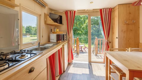 Comfort Mobile Home, 2 Bedrooms (Roulotte) | Private kitchenette | Oven, electric kettle