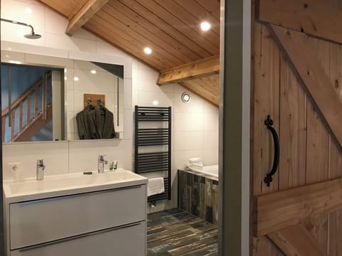 Suite (Op Zolder) | Bathroom | Free toiletries, hair dryer, towels