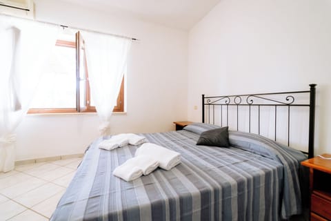 Premium bedding, down comforters, iron/ironing board, free WiFi