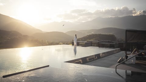 2 indoor pools, 3 outdoor pools