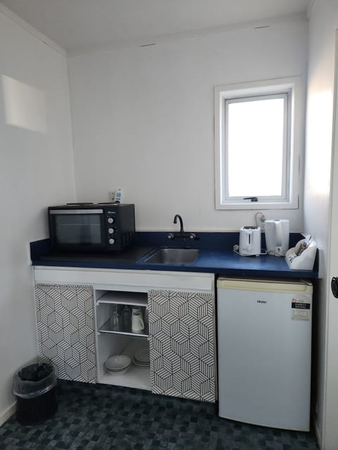 Standard Studio, Non Smoking, Kitchen (Studio Unit) | Private kitchen | Fridge, microwave, oven, stovetop