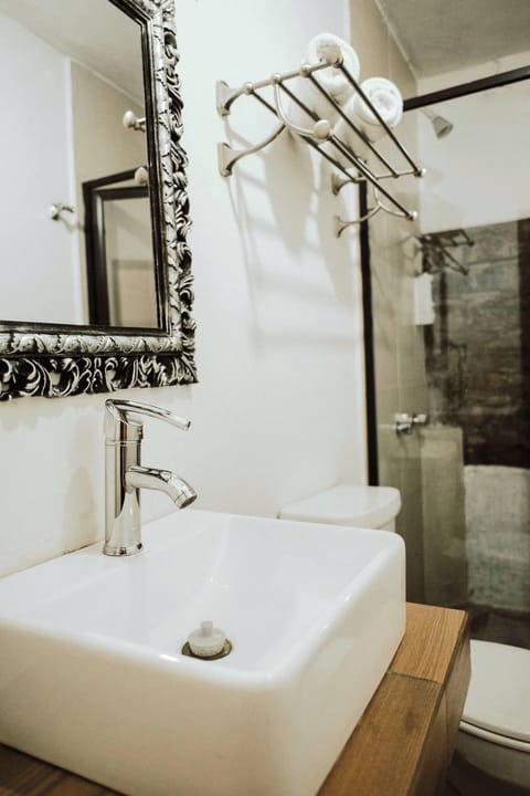 Double Room | Bathroom | Shower, free toiletries, hair dryer, towels