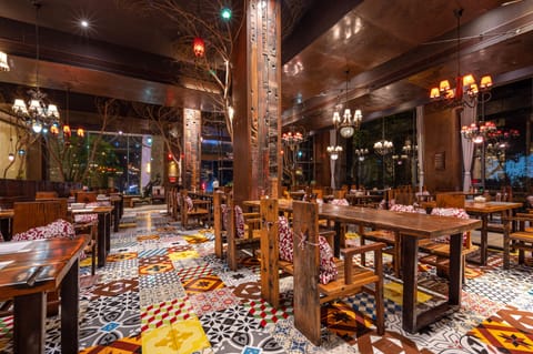 2 restaurants; breakfast, lunch, and dinner served