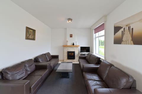 Comfort Villa, 4 Bedrooms | Living area | Flat-screen TV