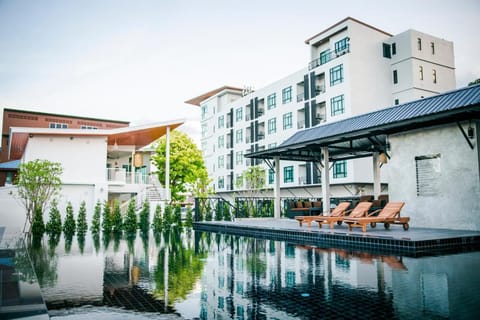 Outdoor pool, free cabanas, pool umbrellas
