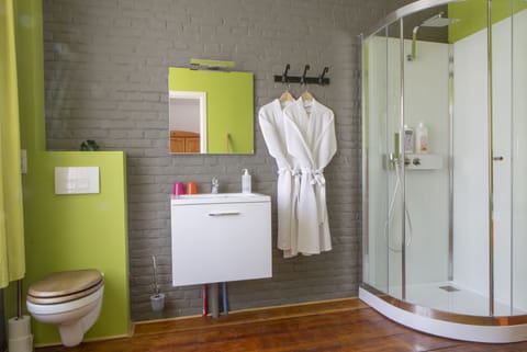 Suite, 3 Bedrooms | Bathroom | Shower, rainfall showerhead, free toiletries, hair dryer