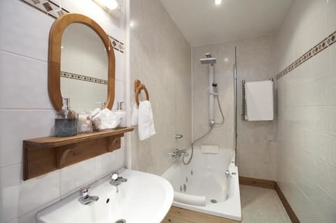 Executive Room, 1 King Bed, Park View | Bathroom | Free toiletries, hair dryer, towels, soap