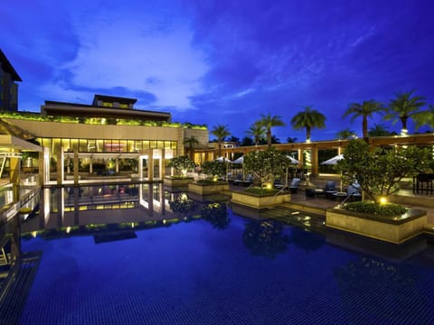 Premier King Bed with Pool View and Lounge Access - Happy Hours 6:30 PM to 8:30 PM | Down comforters, pillowtop beds, minibar, in-room safe