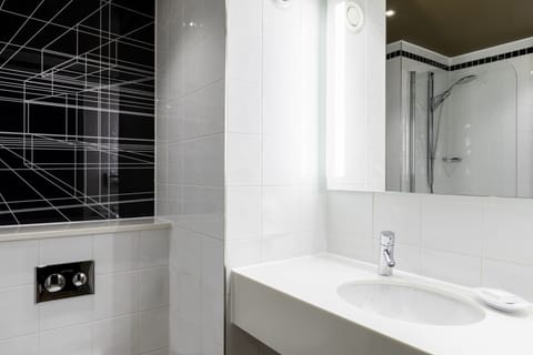 Combined shower/tub, eco-friendly toiletries, hair dryer, towels