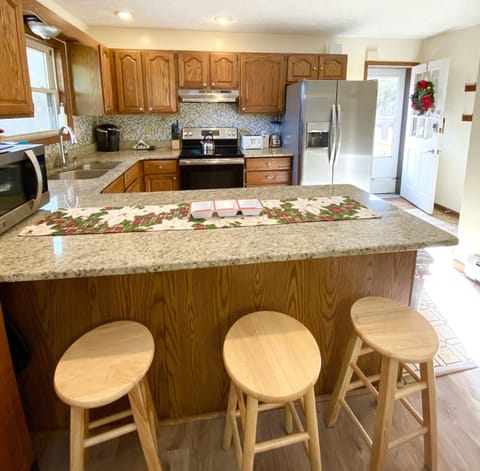 Toaster, coffee maker, blender, mixer, rice cooker, slower cooker etc..