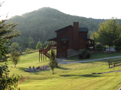 Cozy Cabin w/beautiful mountain view & spacious yard for kids to play & explore