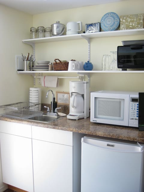 Deluxe Studio, 1 King Bed, Kitchenette | Private kitchenette