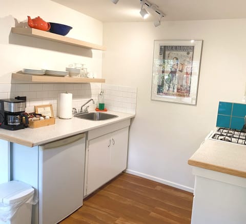 Cottage, 1 Queen Bed, Kitchen, Garden View | Private kitchen