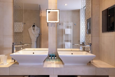 Suite | Bathroom | Free toiletries, hair dryer, bathrobes, slippers