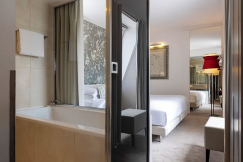 Panoramic Suite (Regent) | Premium bedding, minibar, in-room safe, blackout drapes