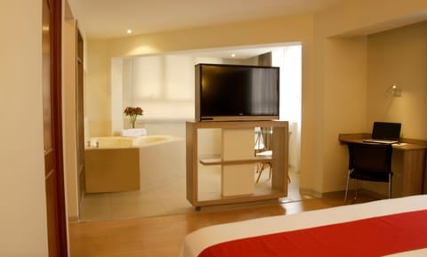 Executive Suite, 1 King Bed | Desk, soundproofing, iron/ironing board, free WiFi